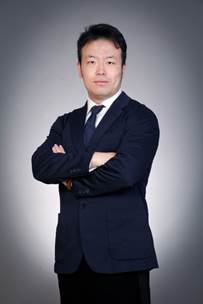 穿着西装笔挺的男子 AI 生成的内容可能不正确。